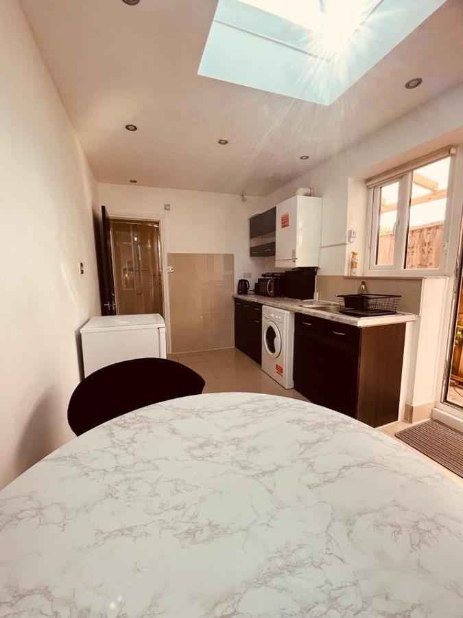 Spacious 1 Bed Flat Near Heathrow Appartement *