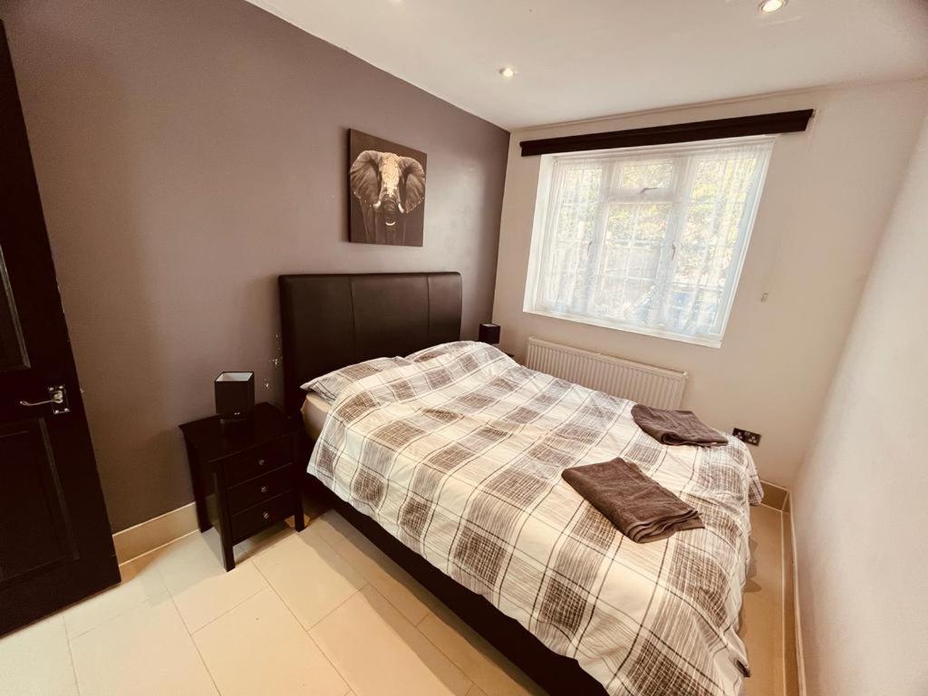 Spacious 1 Bed Flat Near Heathrow Appartement *