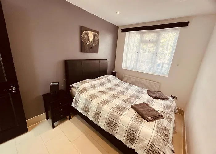 Spacious 1 Bed Flat Near Heathrow
